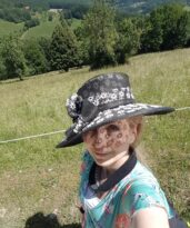 Smysl obrázku spočívá v propojení symboliky místa a tématu článku. Fotografie z Žítkové, oblasti proslulé žítkovskými bohyněmi a silnou ženskou tradicí, vizuálně představuje cestu za osvobozením od zděděných vzorců. Klobouk symbolizuje ochranu a moudrost získanou během cesty osobní transformace. Krajina v pozadí reprezentuje otevřenost a svobodu, kterou hledáme ve vztazích. Celkově obrázek zachycuje autorku jako průvodkyni, která sama prošla cestou od toxických vzorců k vnitřní svobodě a nyní může autenticky vést ostatní ženy na jejich vlastní transformační cestě.